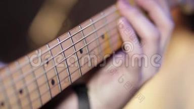 在摇滚音乐会上，用电动吉他手演奏电动摇滚吉他。